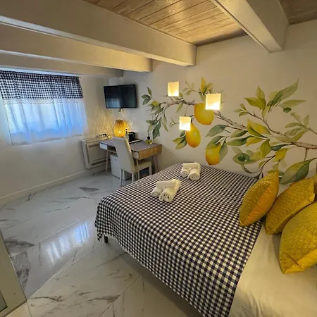 Πανσιόν Spagna Lemon 4*